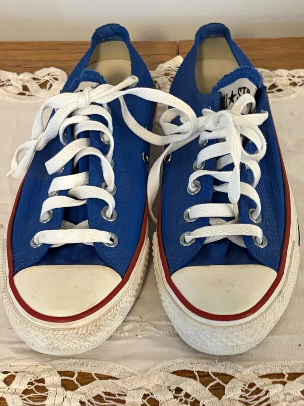 Converse All Stars Women's Size 8 Canvas Sneakers Blue with Red Stripe.